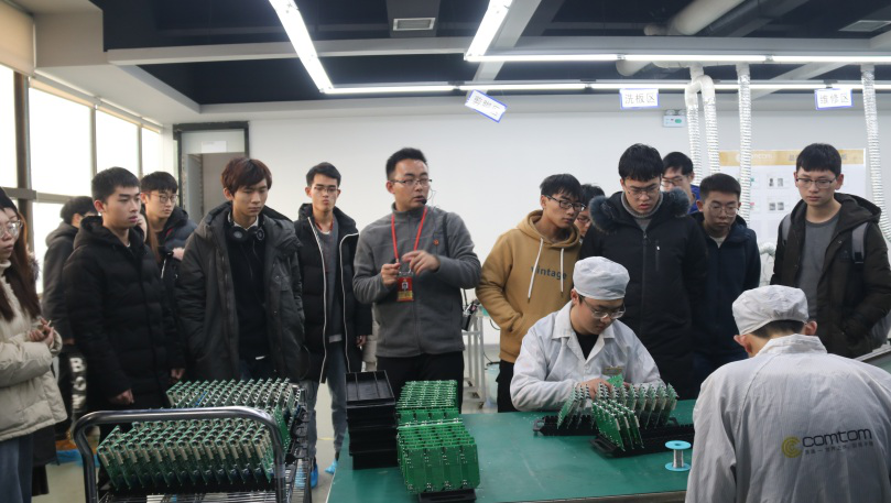 中南大學(xué)的同學(xué)們參觀康通電子貼片車間